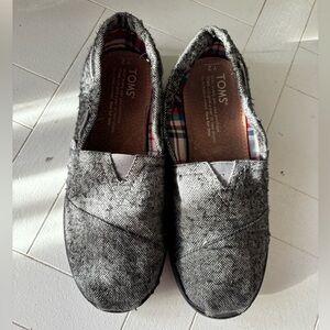 GUC TOMS 2Y Gray Slip-On Shoes with Toggles